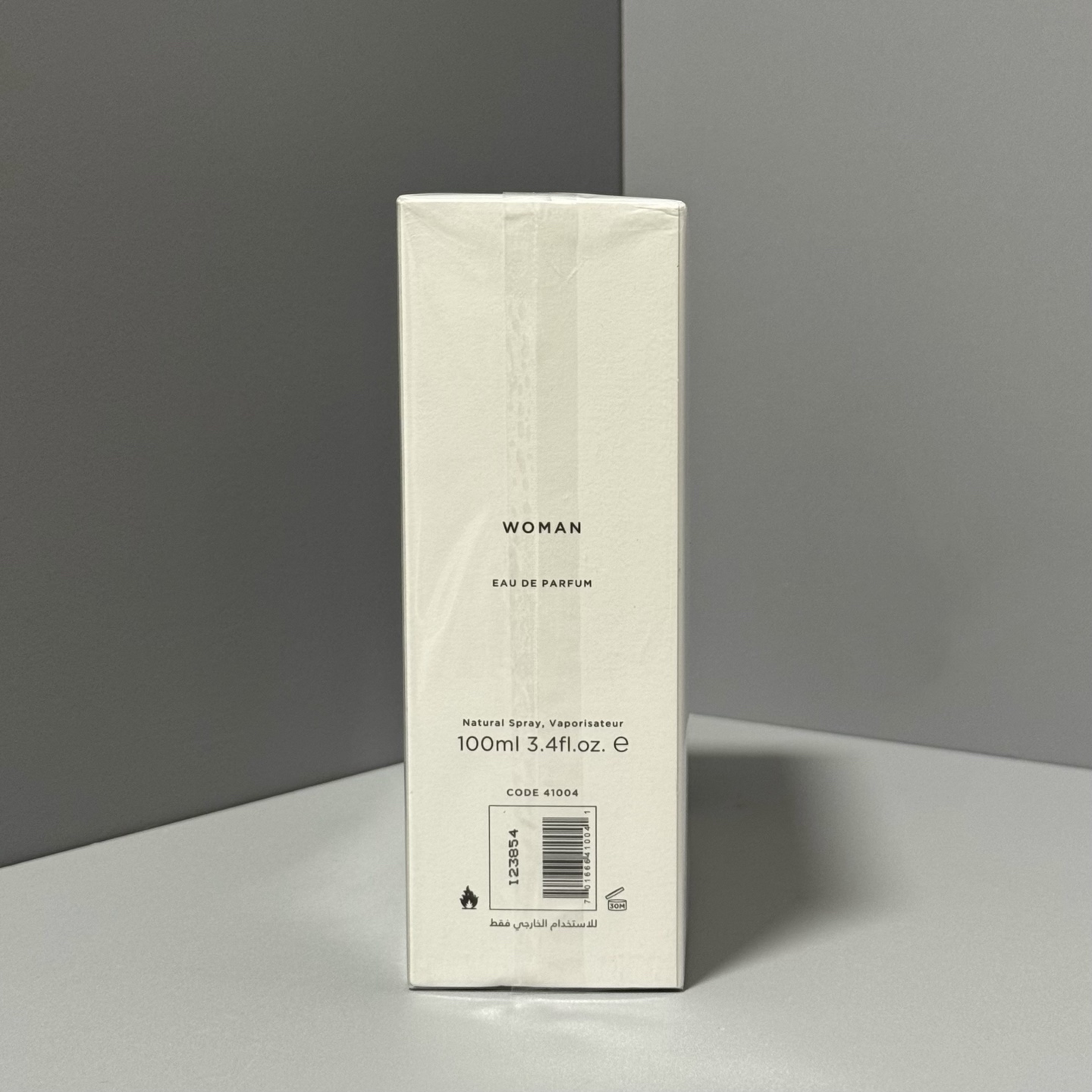 It is suitable for women aged 30 and above who pursue elegance and refinement. It is appropriate for daily office work, dates, and formal occasions. The soapy floral fragrance notes give a clean and high - end feel, which matches the mature temperame