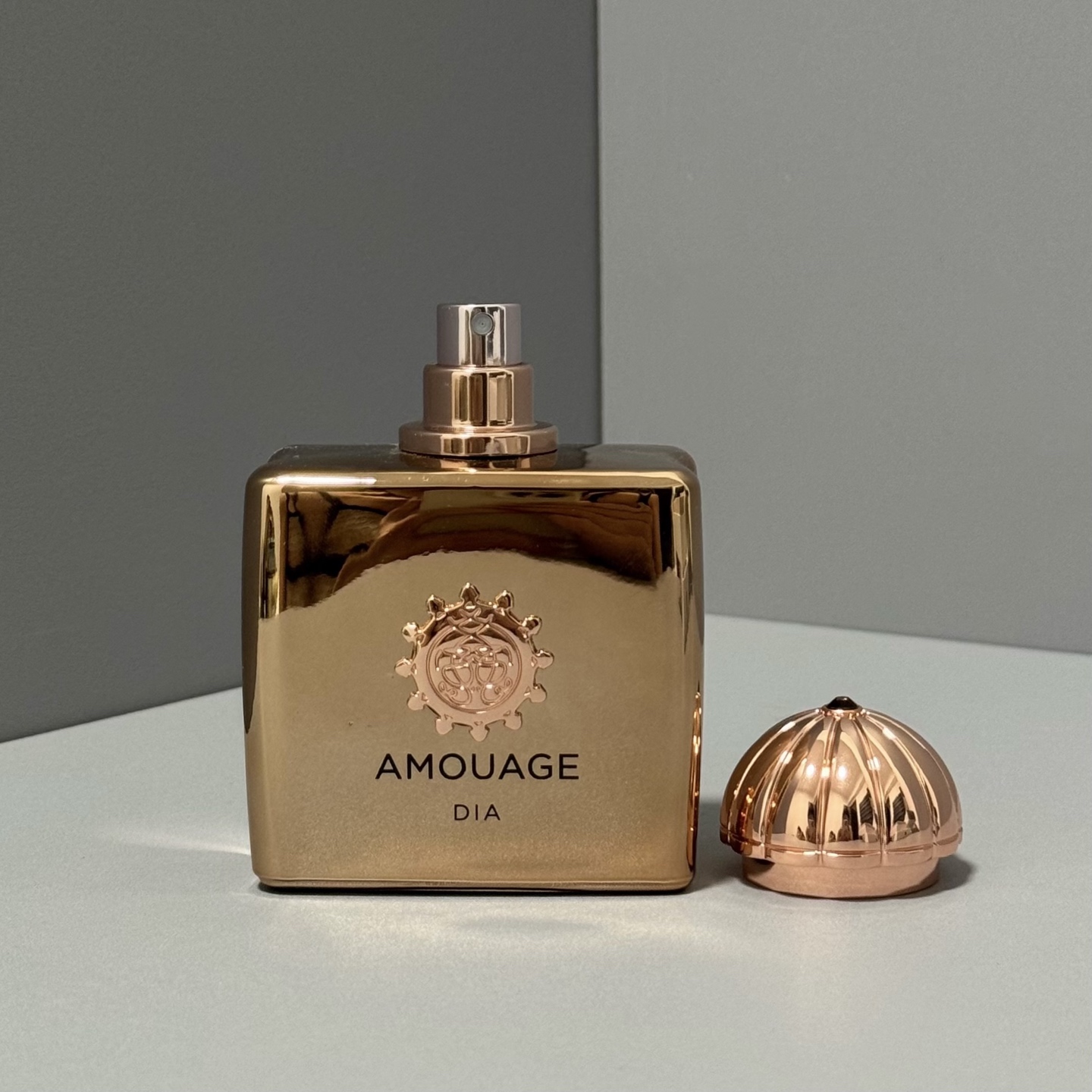 It is suitable for women aged 30 and above who pursue elegance and refinement. It is appropriate for daily office work, dates, and formal occasions. The soapy floral fragrance notes give a clean and high - end feel, which matches the mature temperame
