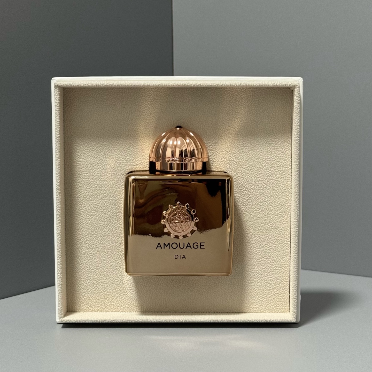 It is suitable for women aged 30 and above who pursue elegance and refinement. It is appropriate for daily office work, dates, and formal occasions. The soapy floral fragrance notes give a clean and high - end feel, which matches the mature temperame