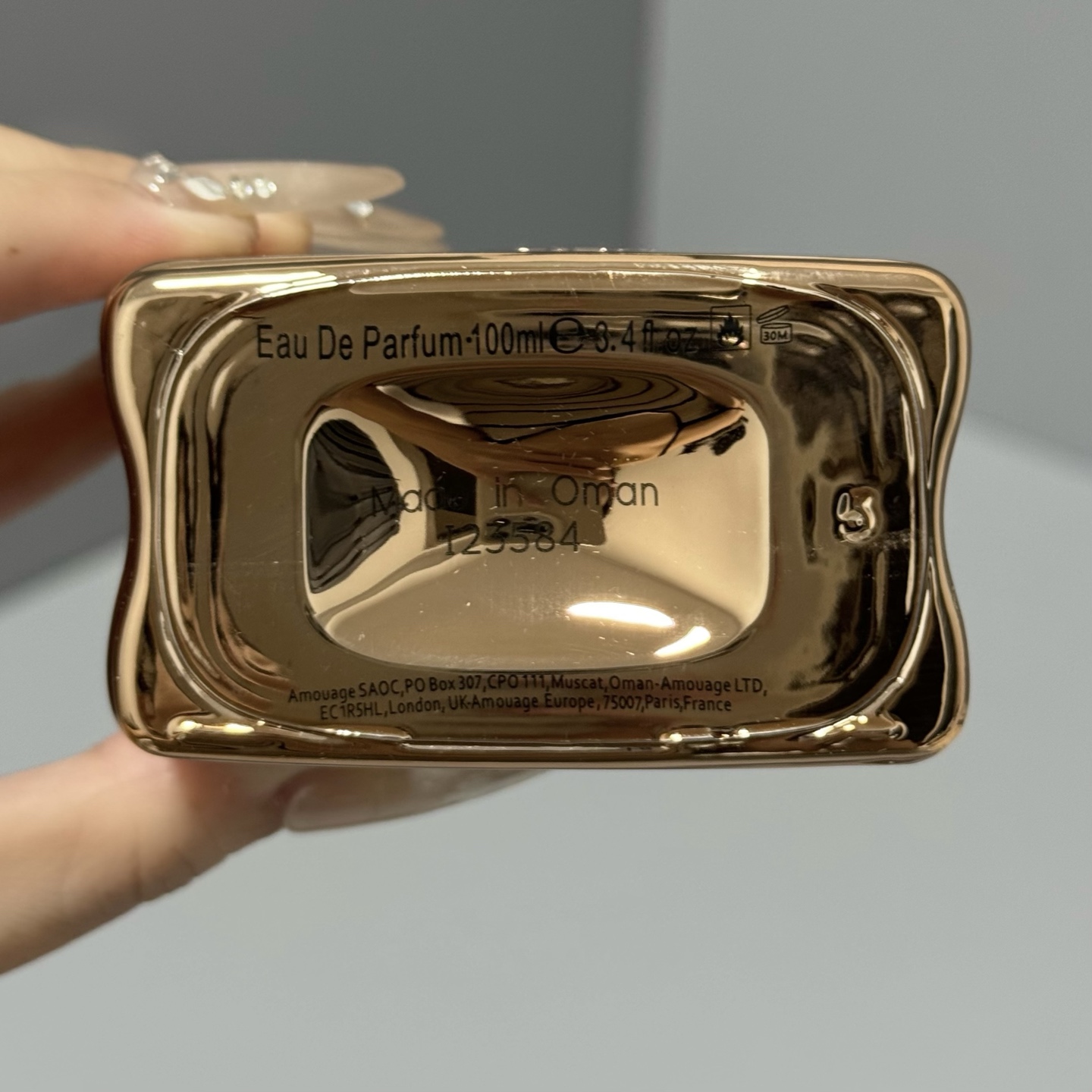 It is suitable for women aged 30 and above who pursue elegance and refinement. It is appropriate for daily office work, dates, and formal occasions. The soapy floral fragrance notes give a clean and high - end feel, which matches the mature temperame