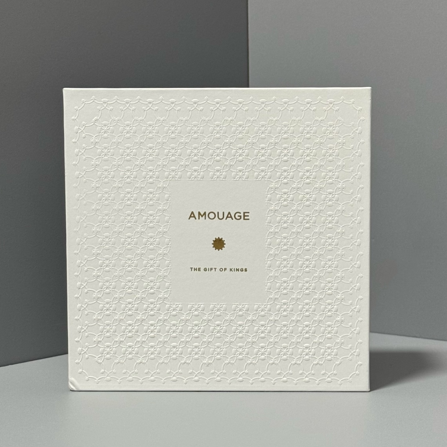 It is suitable for women aged 30 and above who pursue elegance and refinement. It is appropriate for daily office work, dates, and formal occasions. The soapy floral fragrance notes give a clean and high - end feel, which matches the mature temperame