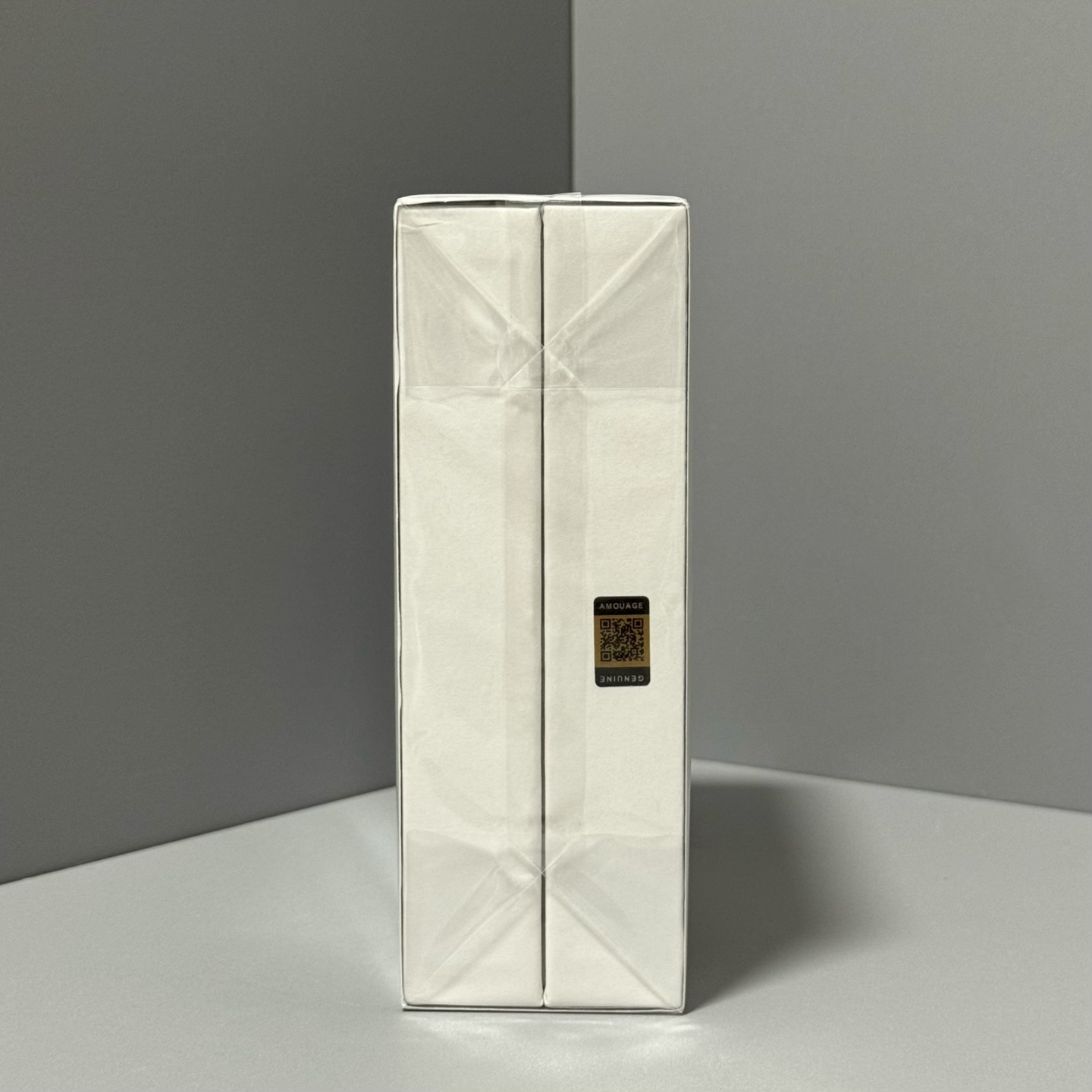 It is suitable for women aged 30 and above who pursue elegance and refinement. It is appropriate for daily office work, dates, and formal occasions. The soapy floral fragrance notes give a clean and high - end feel, which matches the mature temperame